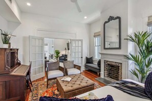 5 camere, una scrivania, ferro/asse da stiro, Wi-Fi gratuito