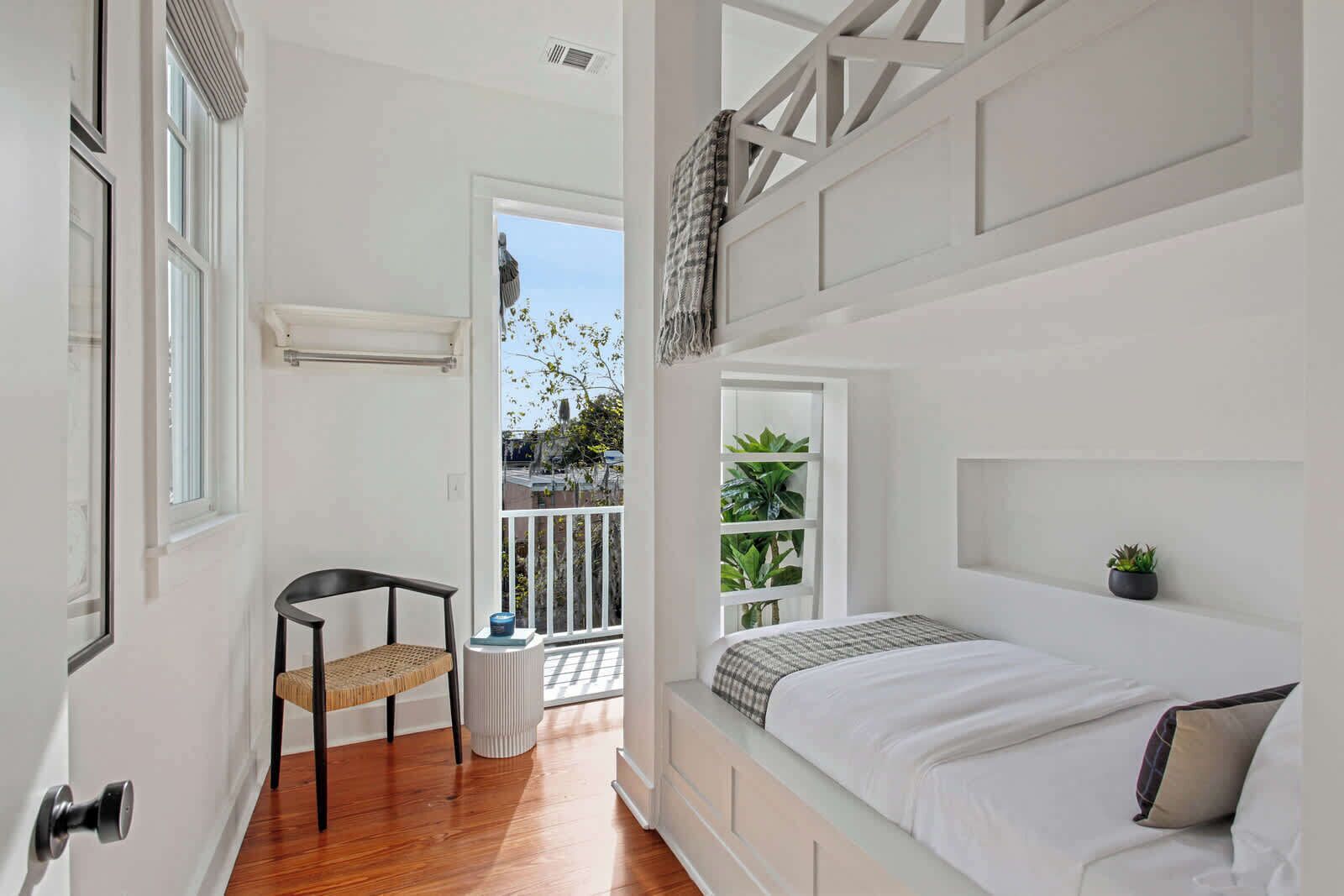 5 habitaciones, escritorio y tabla de planchar con plancha 