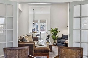 Smart TV, caminetto, studio