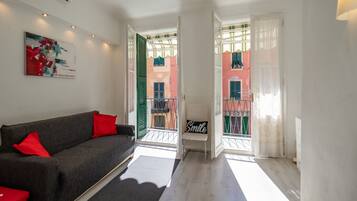 Exclusive Apartment, 1 Queen Bed, Non Smoking | Living area