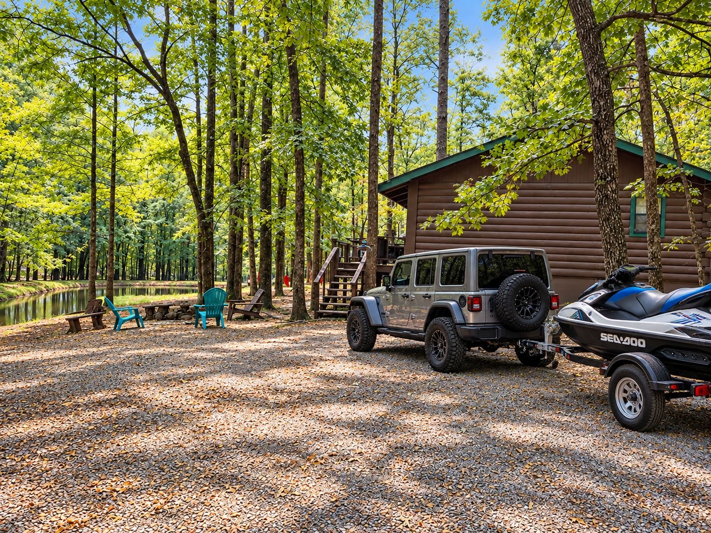 Une cabane avec une allée en gravier, une Jeep et un jet ski Sea-Doo.