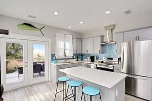 Een koelkast, een magnetron, een oven, een vaatwasser