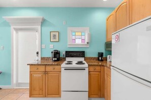 Coffee/tea maker, fridge, microwave, stovetop