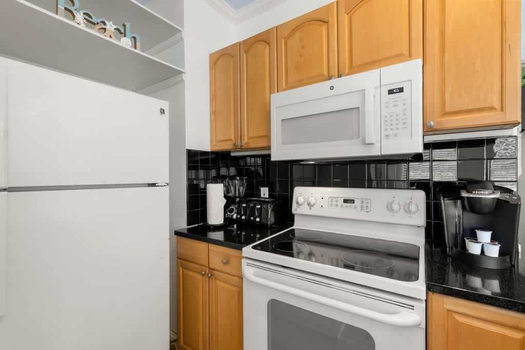 Coffee/tea maker, fridge, microwave, stovetop