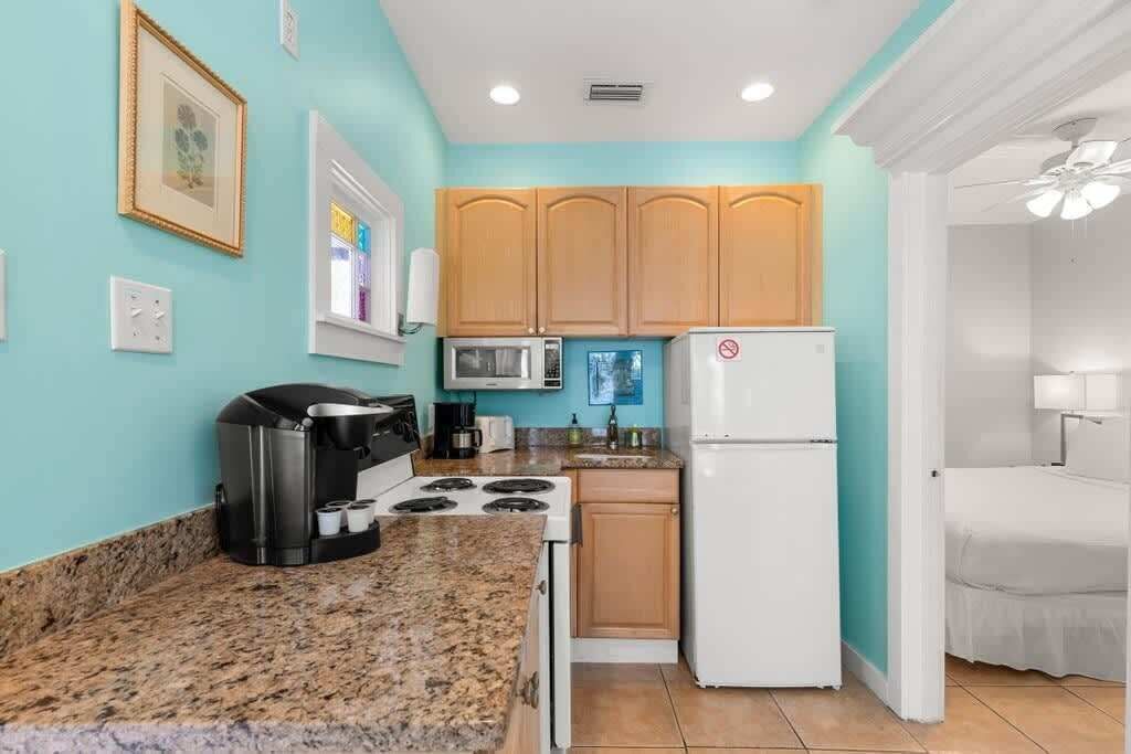 Coffee/tea maker, fridge, microwave, stovetop