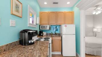 Coffee/tea maker, fridge, microwave, stovetop
