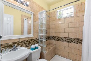 Shower, hair dryer, towels, shampoo - Shared Heated Pool, Near Duval - Poolside Retreat (Key West)