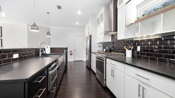 Coffee/tea maker, fridge, microwave, oven