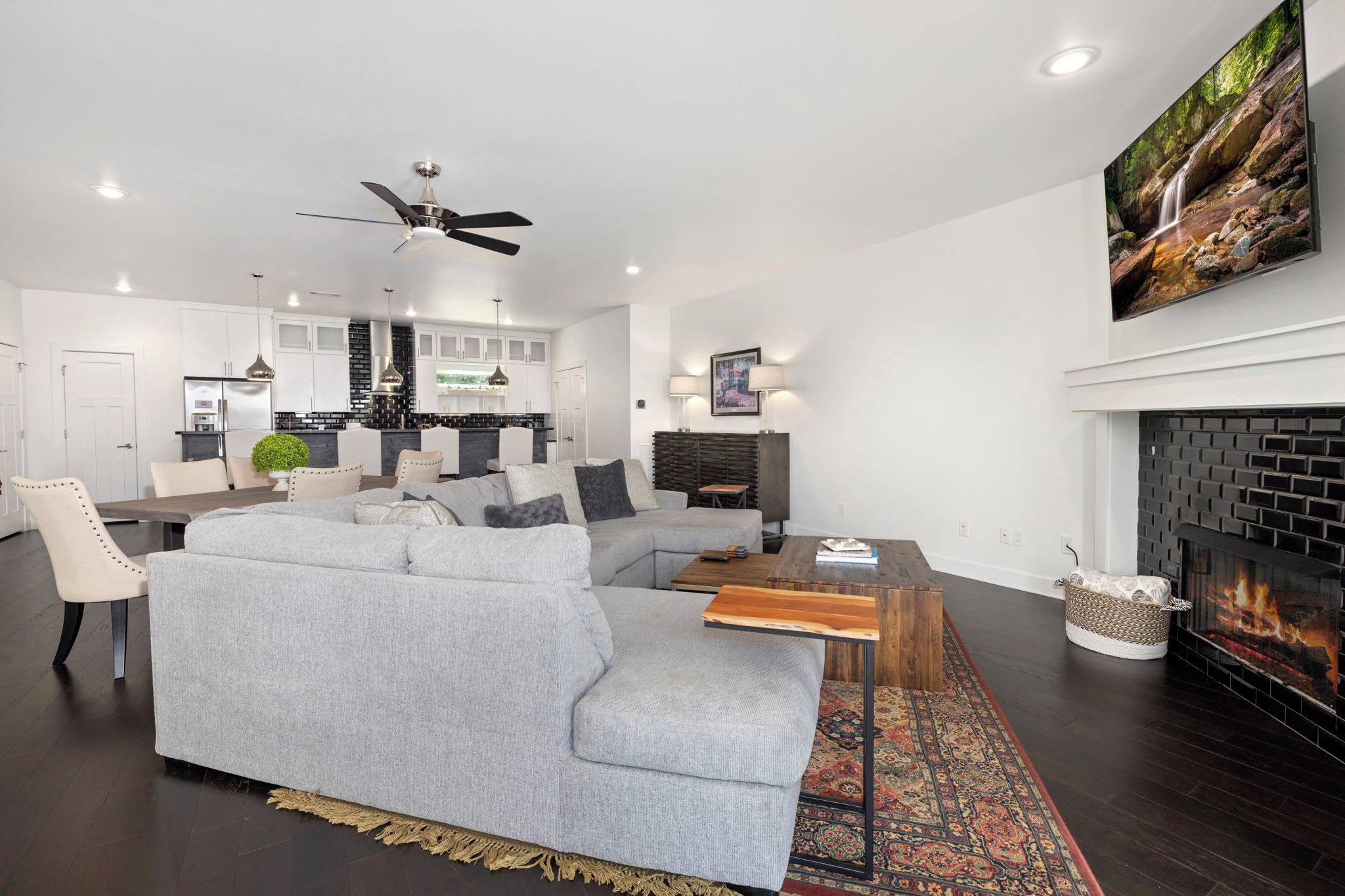 Hilltop Haven - 5 Min To Dt & Uofa - Modern - 費耶特維爾