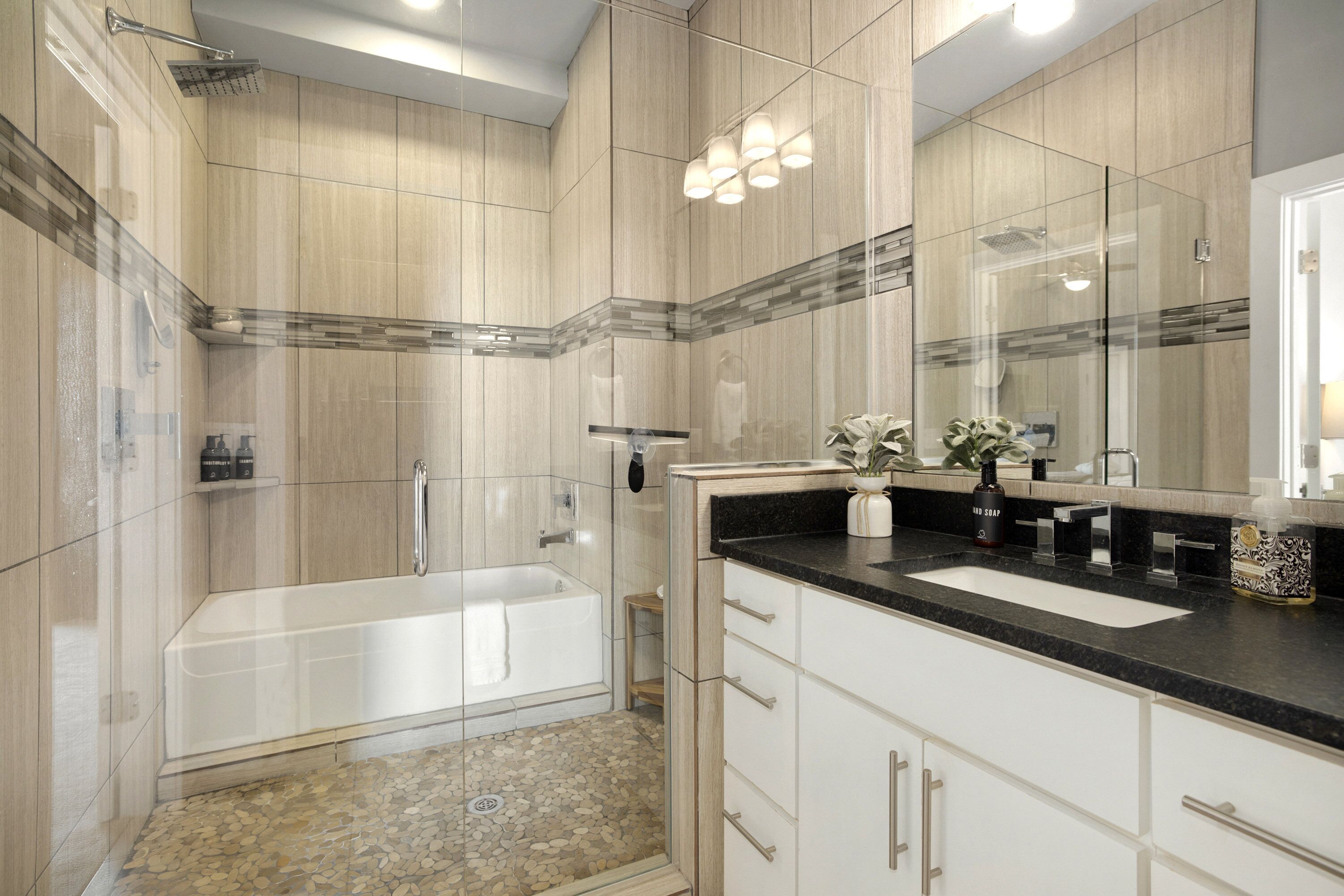 Badewanne, Haartrockner, Handtücher