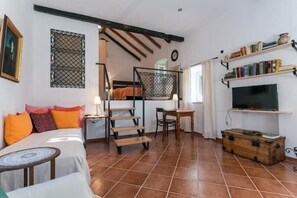 4 bedrooms, iron/ironing board, WiFi, bed sheets