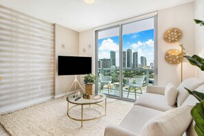 Televisión de pantalla plana y oficina 