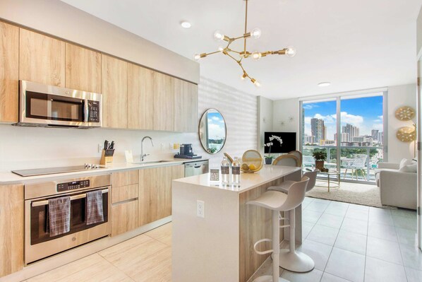 Refrigerador, microondas, horno y parrilla de estufa 