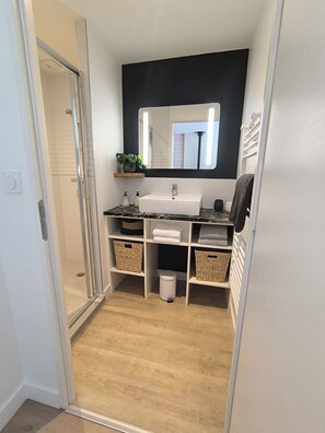 Bruser, hårtørrer, håndklæder