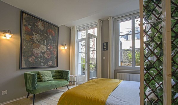 Desk, blackout curtains, WiFi, bed sheets