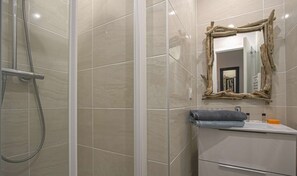 Shower, hair dryer, towels