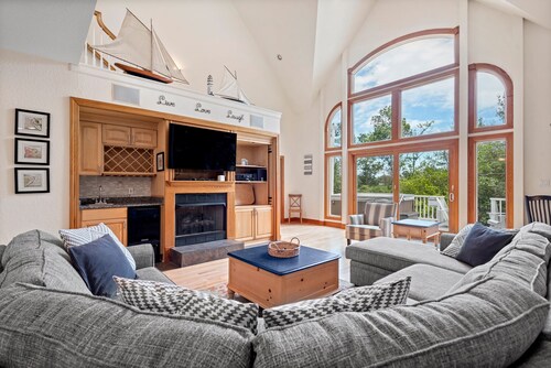 Good Vibrations: Private Pool, Spa, Golf Community