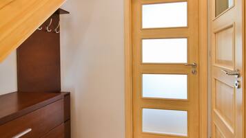 Appartamento Superior | Area soggiorno | TV a schermo piatto 40 pollici con canali digitali, TV