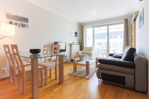Comfort Apartment | Living area | 40-inch flat-screen TV with digital channels, TV