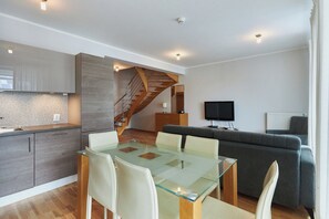 Familienapartment | Wohnbereich | 40-Zoll-Flachbildfernseher mit Digitalempfang, Fernseher