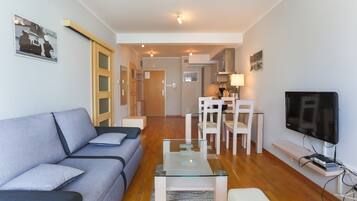 Appartamento Comfort | Area soggiorno | TV a schermo piatto 40 pollici con canali digitali, TV