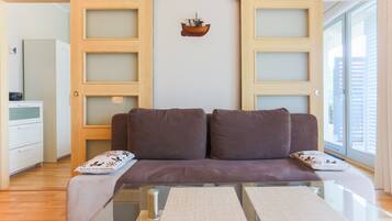 Appartamento Standard | Area soggiorno | TV a schermo piatto 40 pollici con canali digitali, TV