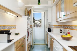 Fridge, microwave, stovetop, dishwasher - On la Croisette XXL 1 bedroom with amazing sea view (Cannes)