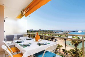 Outdoor dining - On la Croisette XXL 1 bedroom with amazing sea view (Cannes)