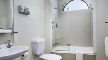 Combinazione doccia/vasca, asciugamani, sapone, shampoo