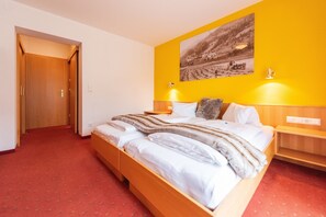 Kahden hengen comfort-huone | Ylelliset vuodevaatteet, työpöytä