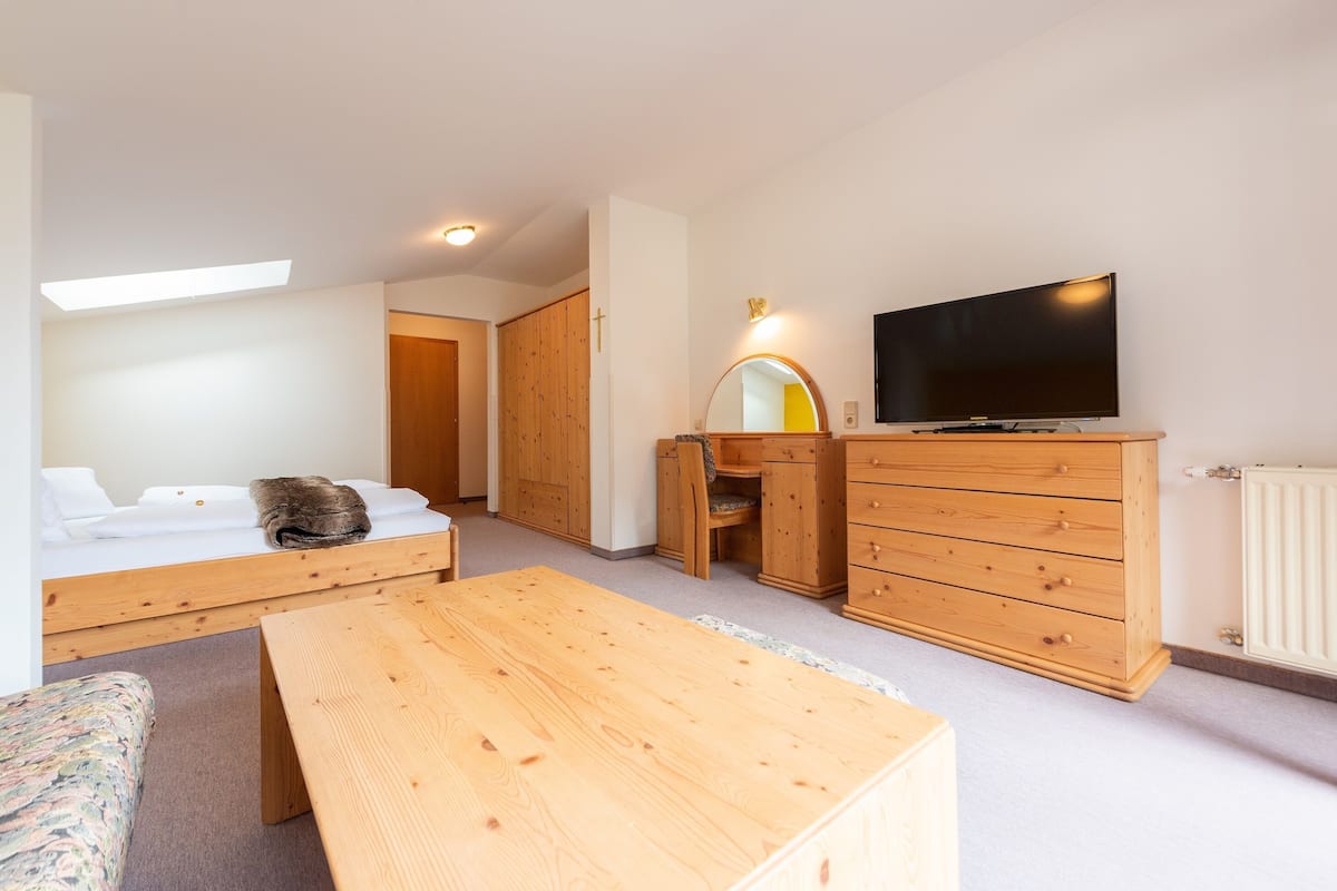 Habitación Deluxe doble | Ropa de cama de alta calidad y escritorio