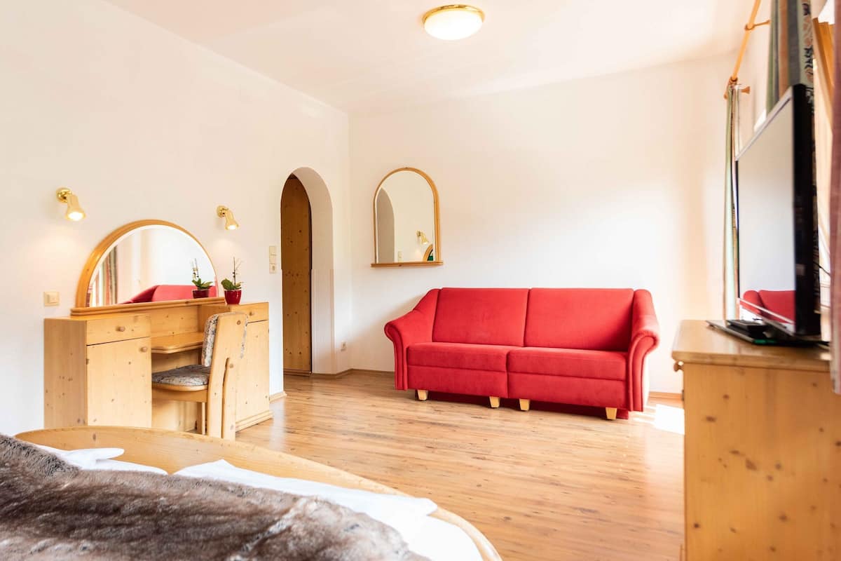 Habitación triple estándar | Ropa de cama de alta calidad y escritorio