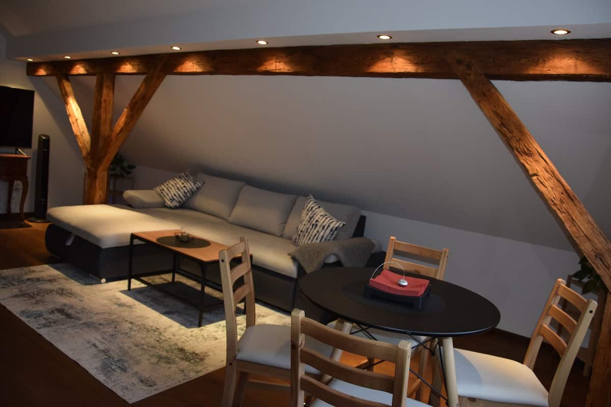Apartamento panorámico | Zona de estar | Smart TV de 38 pulgadas con canales por satélite, una televisión