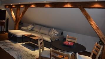 Panoramic-Apartment | Wohnbereich | 38-Zoll-Smart-TV mit Satellitenempfang, Fernseher
