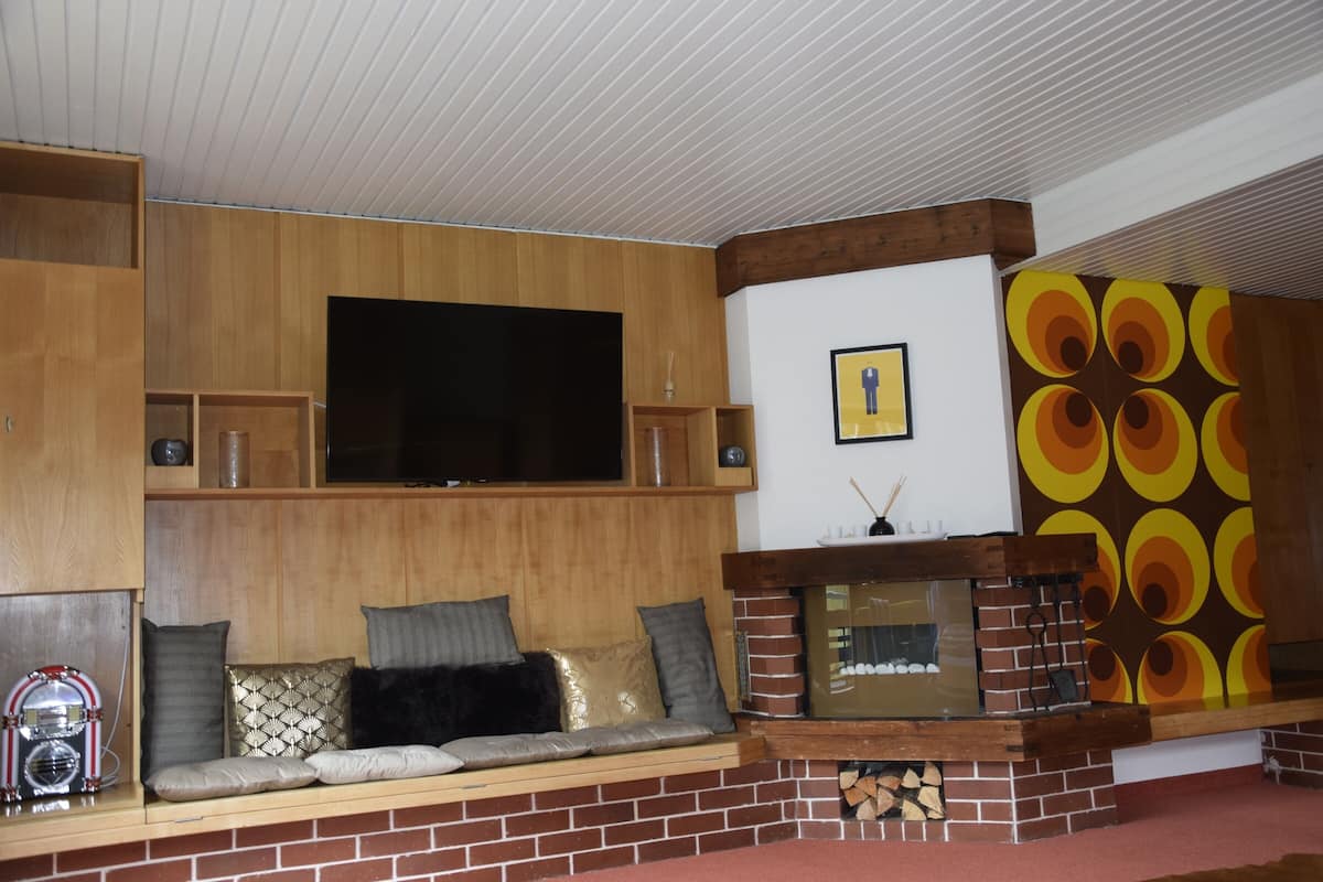 Apartamento de diseño | Zona de estar | Smart TV de 38 pulgadas con canales por satélite, una televisión