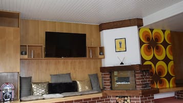 Design-Apartment | Wohnbereich | 38-Zoll-Smart-TV mit Satellitenempfang, Fernseher