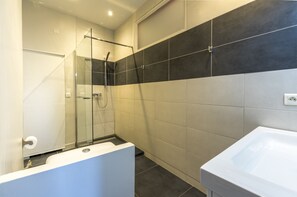 Douche, sèche-cheveux, serviettes fournies
