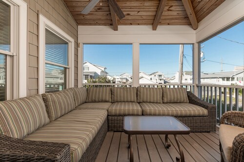 IDEAL LOCATION - ONLY A BLOCK AND A HALF TO BEACH- 208 Fourth Street, Bethany