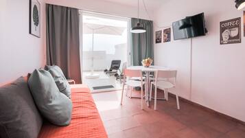 Apartament, 2 dormitoris | Sala d'estar | Televisor LCD de 46 polzades amb canals per cable i televisor