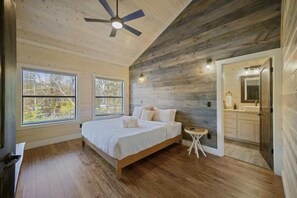 4 bedrooms, desk, iron/ironing board, WiFi