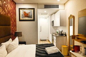 1 chambre, coffre-fort, bureau, fer et planche à repasser