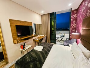 1 soverom, safe på rommet, skrivebord og strykejern/-brett