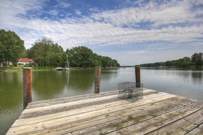 Property grounds - Historic Waterfront Estate with Pool & Pet-Friendly  – Perfect for Fall Getaways (Oxford)