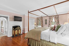 5 bedrooms, iron/ironing board, WiFi, bed sheets - Historic Waterfront Estate with Pool & Pet-Friendly  – Perfect for Fall Getaways (Oxford)