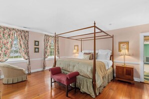 5 bedrooms, iron/ironing board, WiFi, bed sheets - Historic Waterfront Estate with Pool & Pet-Friendly  – Perfect for Fall Getaways (Oxford)