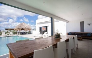 Piscina all'aperto, una piscina riscaldata, lettini