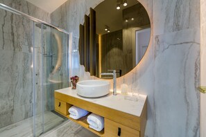 Dusche, Haartrockner, Bidet, Handtücher