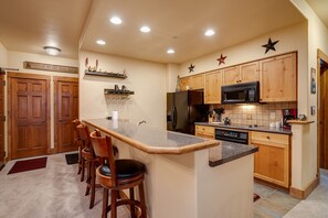 Frigorifero, forno, piano cottura, lavastoviglie