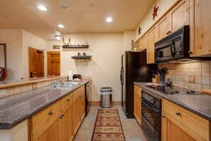 Fridge, oven, stovetop, dishwasher