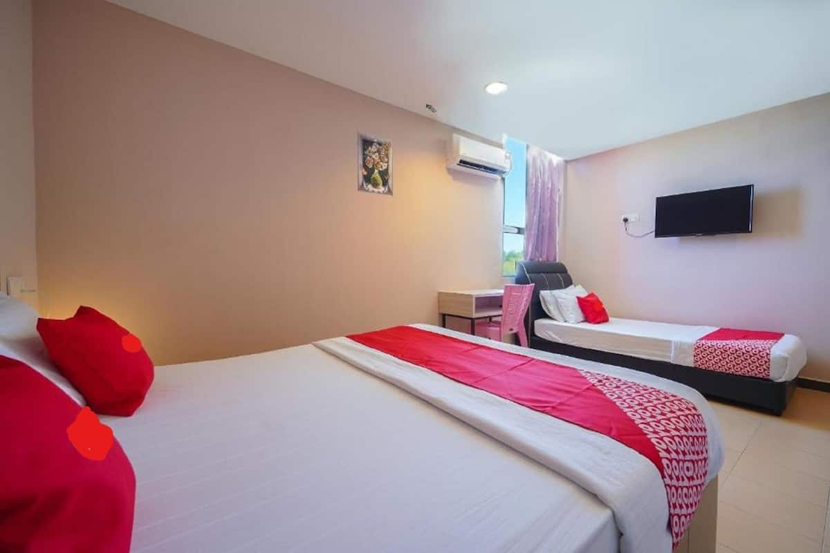 Superior Triple Room | Iron/ironing board, free WiFi, bed sheets